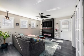 Téléviseur connecté, foyer, chaîne audio