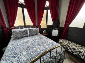 2 bedrooms, iron/ironing board, Internet, bed sheets