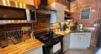 Historic, Stylish Getaway 2 blocks from Waterfront