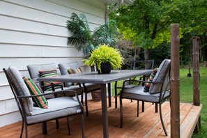 Outdoor dining - Cozy Family Cottage, Sleeps up to 10 Persons & Fully Equipped (Maynooth)