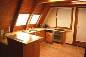 Kjøleskap, ovn, kokeplater og oppvaskmaskin