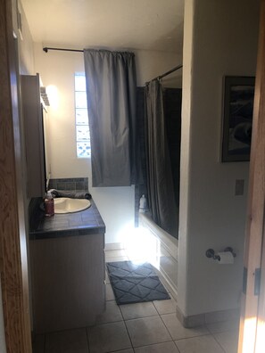 Kombination af bruser/badekar, boblebadekar, hårtørrer, håndklæder