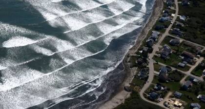 2 BR beach condo, 1 block from shore!