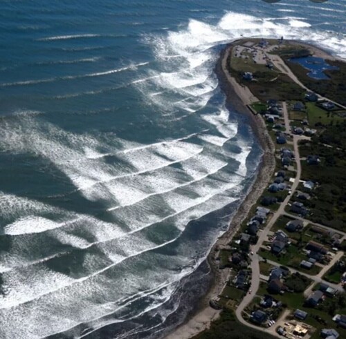 2 BR beach condo, 1 block from shore!