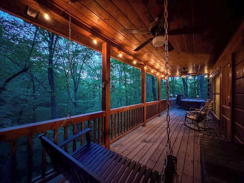 Cozy Couples Cabin, Hot Tub, Fire Pit, Grill