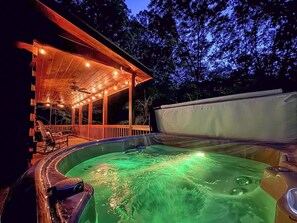 Outdoor spa tub - Cozy Couples Cabin, Hot Tub, Fire Pit, Grill (Blue Ridge)