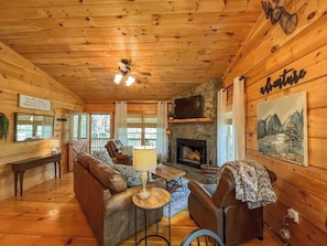 تلفزيون، مدفأة، مكتب