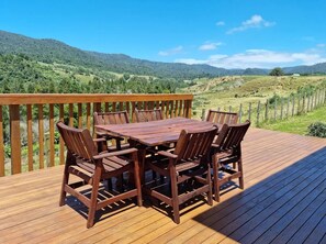 Outdoor dining - Waitawheta Cottage (Waihi)