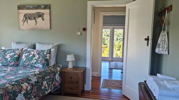 2 chambres, bureau, fer et planche Ă repasser, lit parapluie