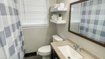 Dusche, Haartrockner, Handtücher