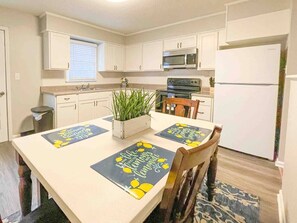 冰箱、微波炉、烤箱、炉灶