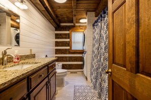 Combined shower/tub, hair dryer, towels