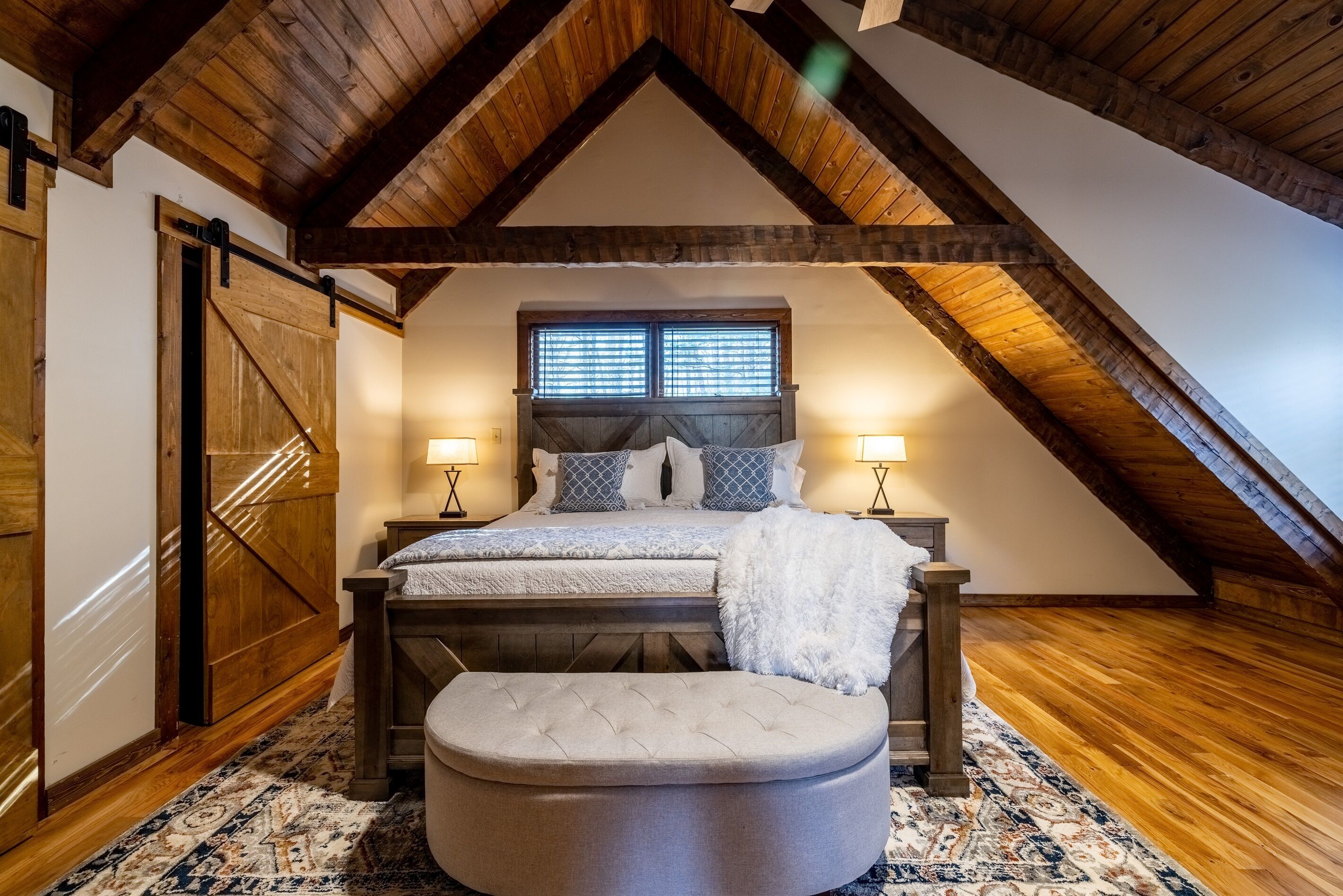 3 habitaciones, escritorio y tabla de planchar con plancha 