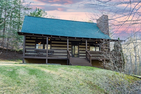 Welcome to your peaceful Oasis! Enjoy mountain views with sunsets in the distance as you sit on the front porch of your own private cabin!