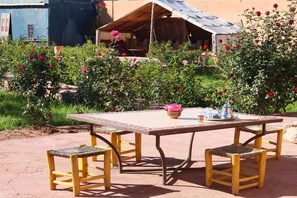 Outdoor dining - Traditional villa with 4 suites and family pool (Aït Ourir)