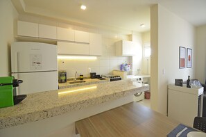 Réfrigérateur, micro-ondes, four, plaque de cuisson