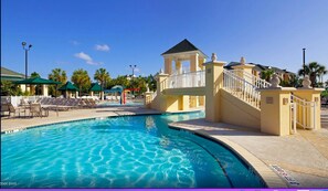 Una piscina techada, una piscina al aire libre