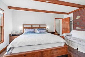 4 bedrooms, desk, WiFi