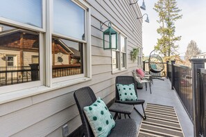 Terrace/patio - Dog-friendly downtown condo - large balcony, fast WiFi, updated interior & W/D (Bigfork)