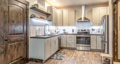 Dog-friendly downtown condo - large balcony, fast WiFi, updated interior & W/D
