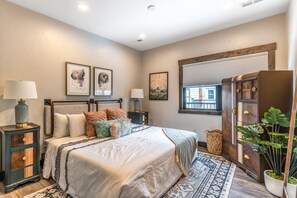 3 bedrooms, iron/ironing board, WiFi, bed sheets - Dog-friendly downtown condo - large balcony, fast WiFi, updated interior & W/D (Bigfork)