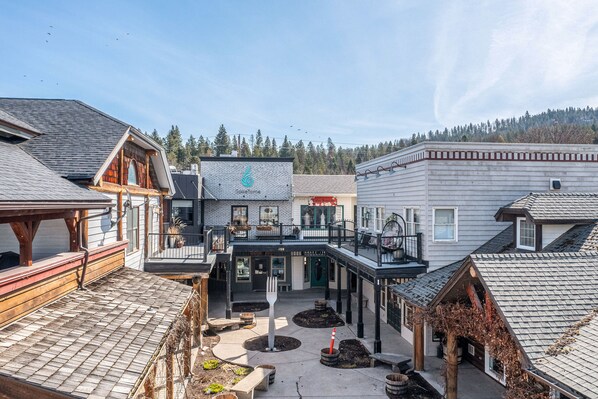 Exterior - Dog-friendly downtown condo - large balcony, fast WiFi, updated interior & W/D (Bigfork)