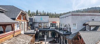 Dog-friendly downtown condo - large balcony, fast WiFi, updated interior & W/D