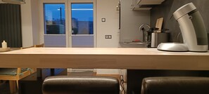 Réfrigérateur, micro-ondes, plaque de cuisson, lave-vaisselle