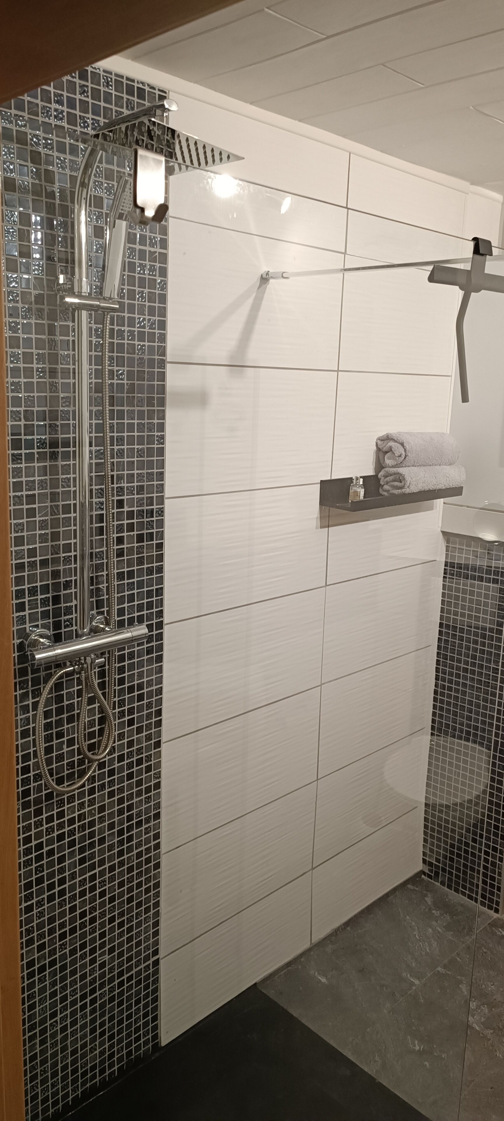 Douche, sèche-cheveux, serviettes fournies, savon