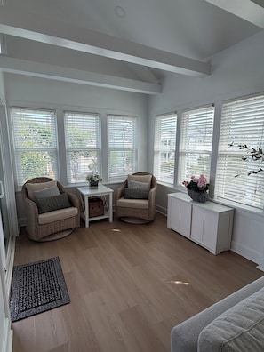 Smart TV - 3 Bedroom House, 1 Block from Beach and Boardwalk (Ocean City)