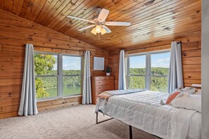 3 habitaciones, escritorio y tabla de planchar con plancha 