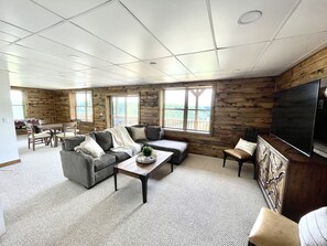 Smart TV, fireplace, table football - MODERN UPSCALE CABIN WITH UNOBSTRUCTED LAKE & MOUNTAIN VIEWS (Baxter)