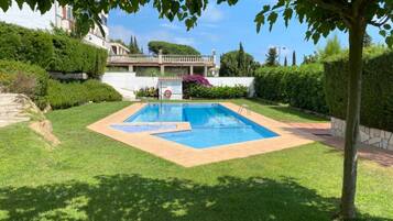 Una piscina al aire libre