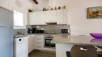 Een koelkast, een magnetron, een oven, een kookplaat