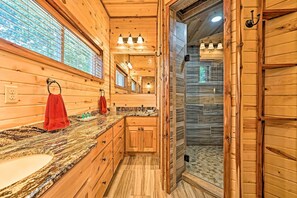 Douche, séchoir à cheveux, serviettes fournies, savon