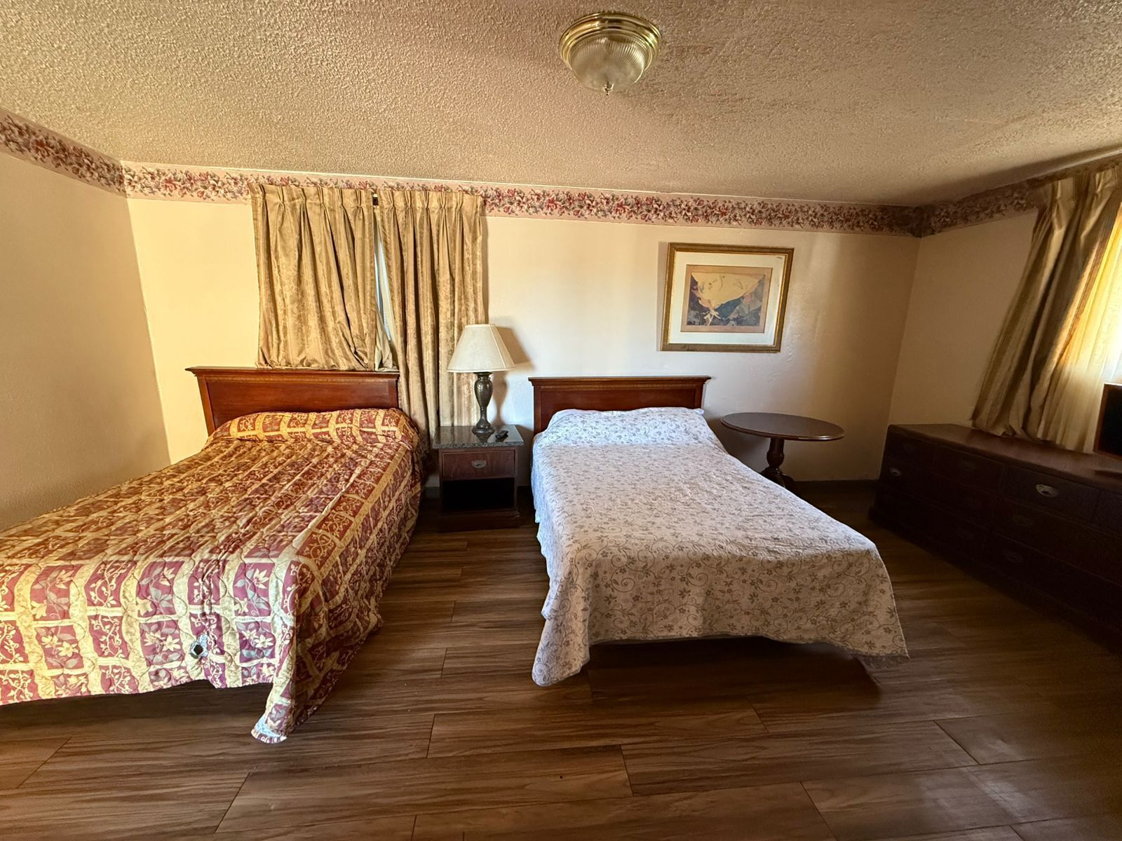 Habitación, 2 camas Queen size, para fumadores | Escritorio, wifi gratis y ropa de cama 