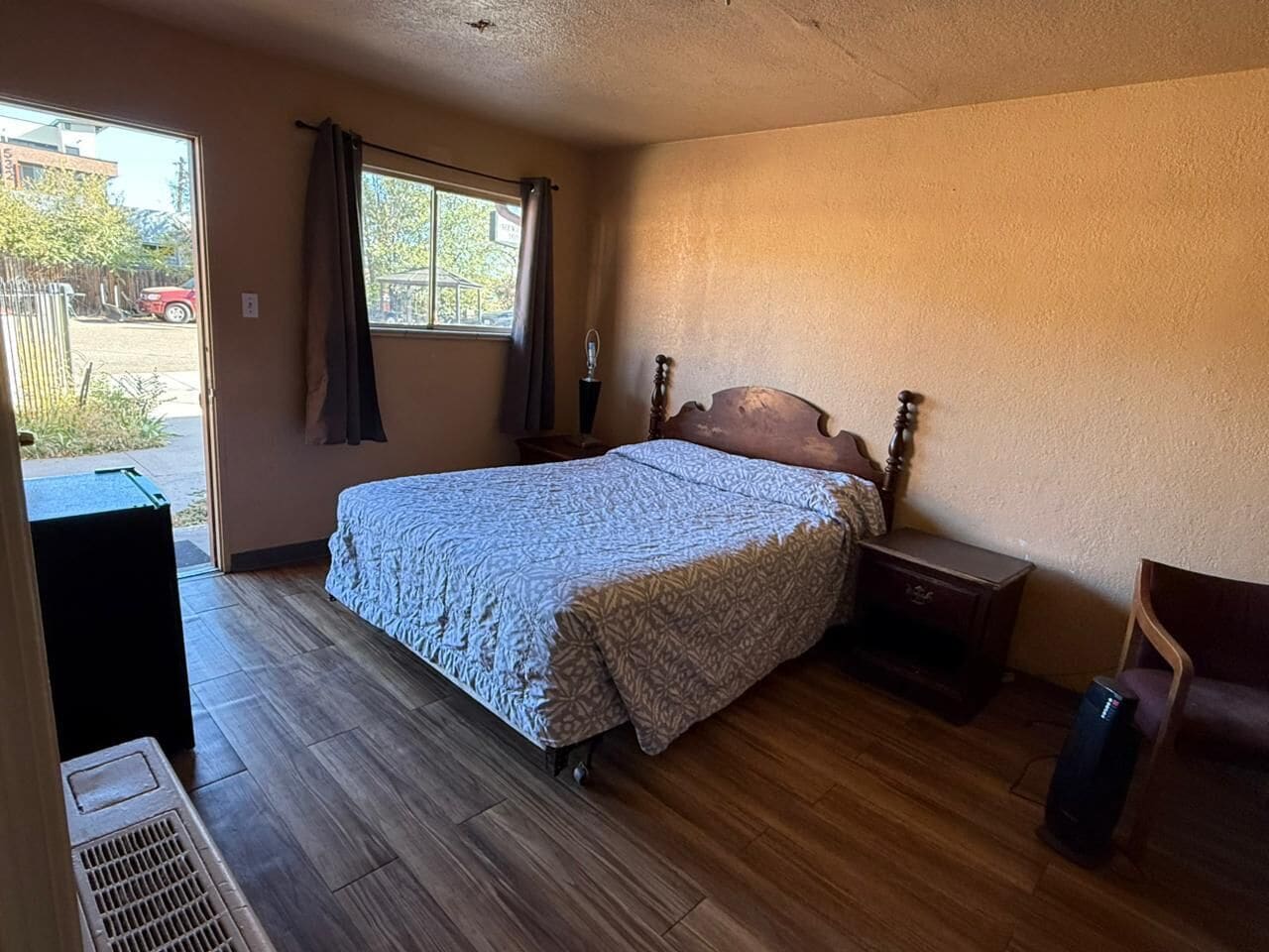 Een bureau, gratis wifi, beddengoed