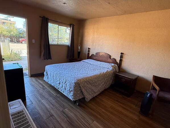Escritorio, wifi gratis y ropa de cama 