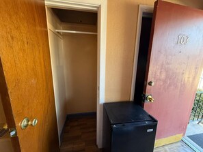 Una scrivania, Wi-Fi gratuito, lenzuola