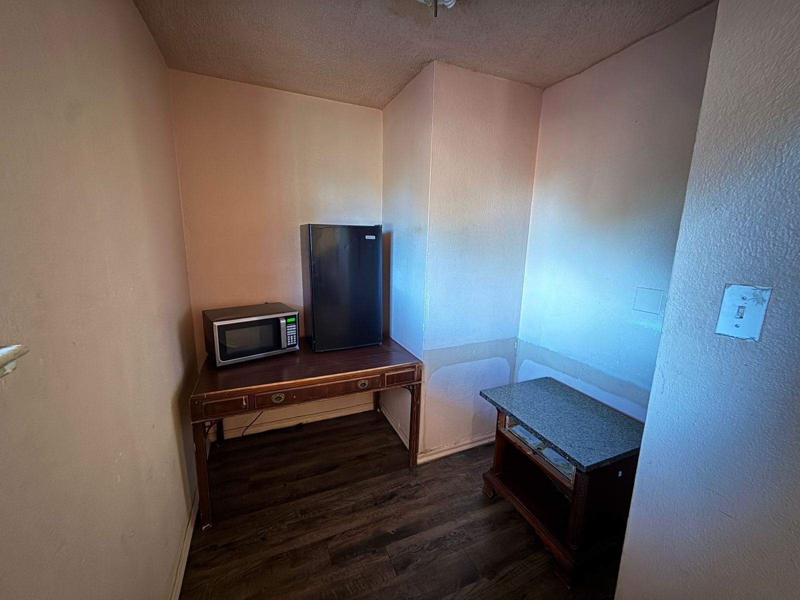 Room, 1 King Bed, Smoking | Desk, WiFi (free), bed sheets