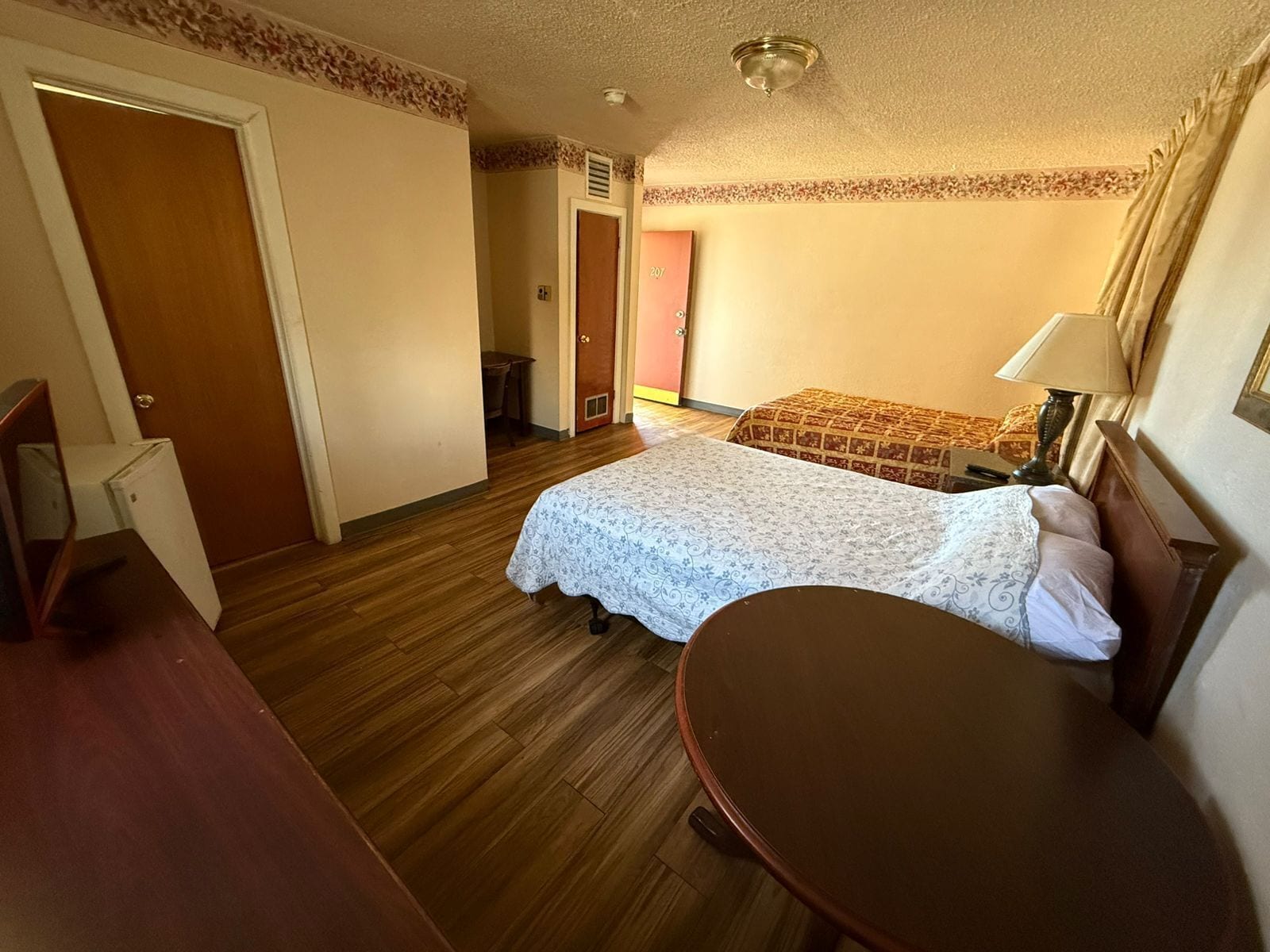 Kamer, roken (2 King Bed) | Een bureau, gratis wifi, beddengoed