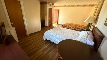 Habitación, para fumadores (2 King Bed) | Escritorio, wifi gratis y ropa de cama