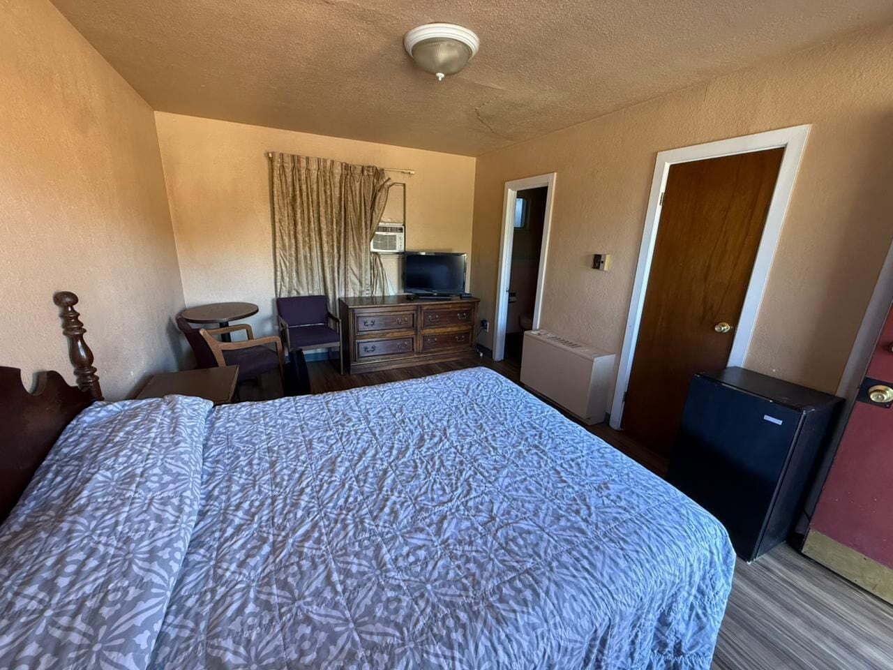 Een bureau, gratis wifi, beddengoed