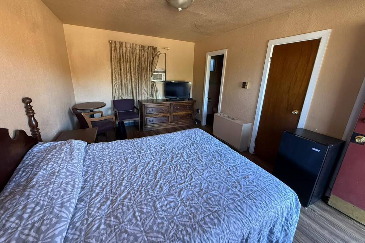 Desk, WiFi (free), bed sheets
