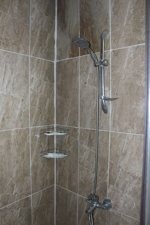 Badkamer met douche