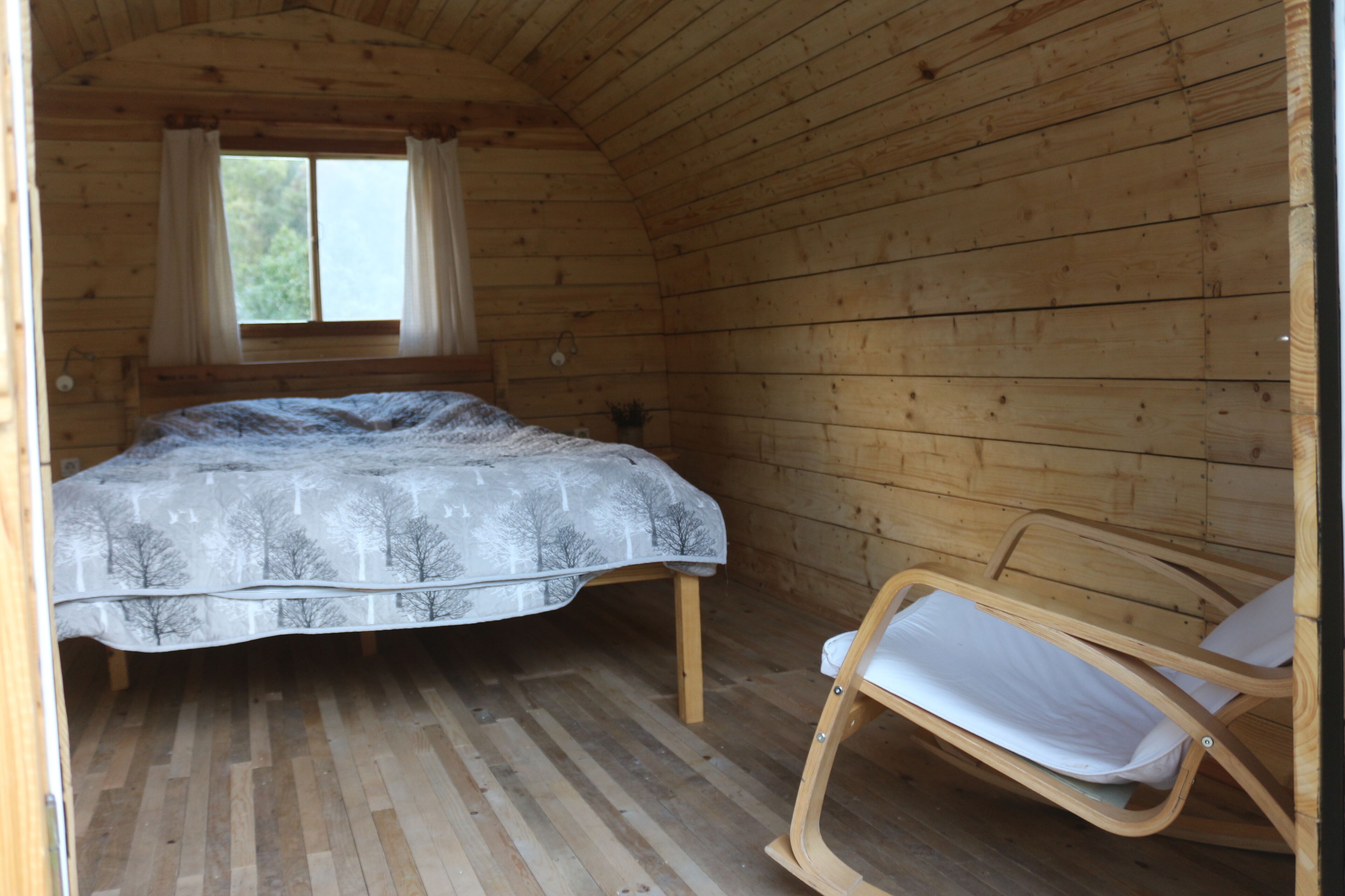 舒适小屋 | 高档床上用品、办公桌、笔记本电脑工作区、折叠床/加床（额外收费）