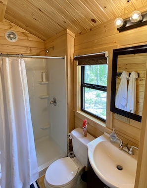 Dusche, Haartrockner, Handtücher, Seife