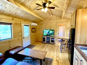 Smart-TV, Kamin, Bücher