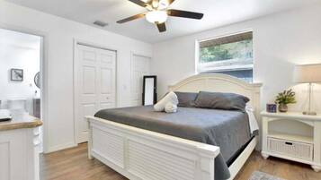 3 bedrooms, desk, iron/ironing board, free WiFi