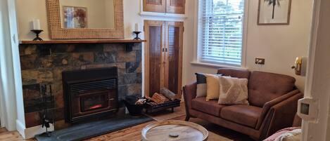 Deluxe huis, 2 slaapkamers | Woonruimte | Een 65-inch televisie met digitale zenders en een open haard